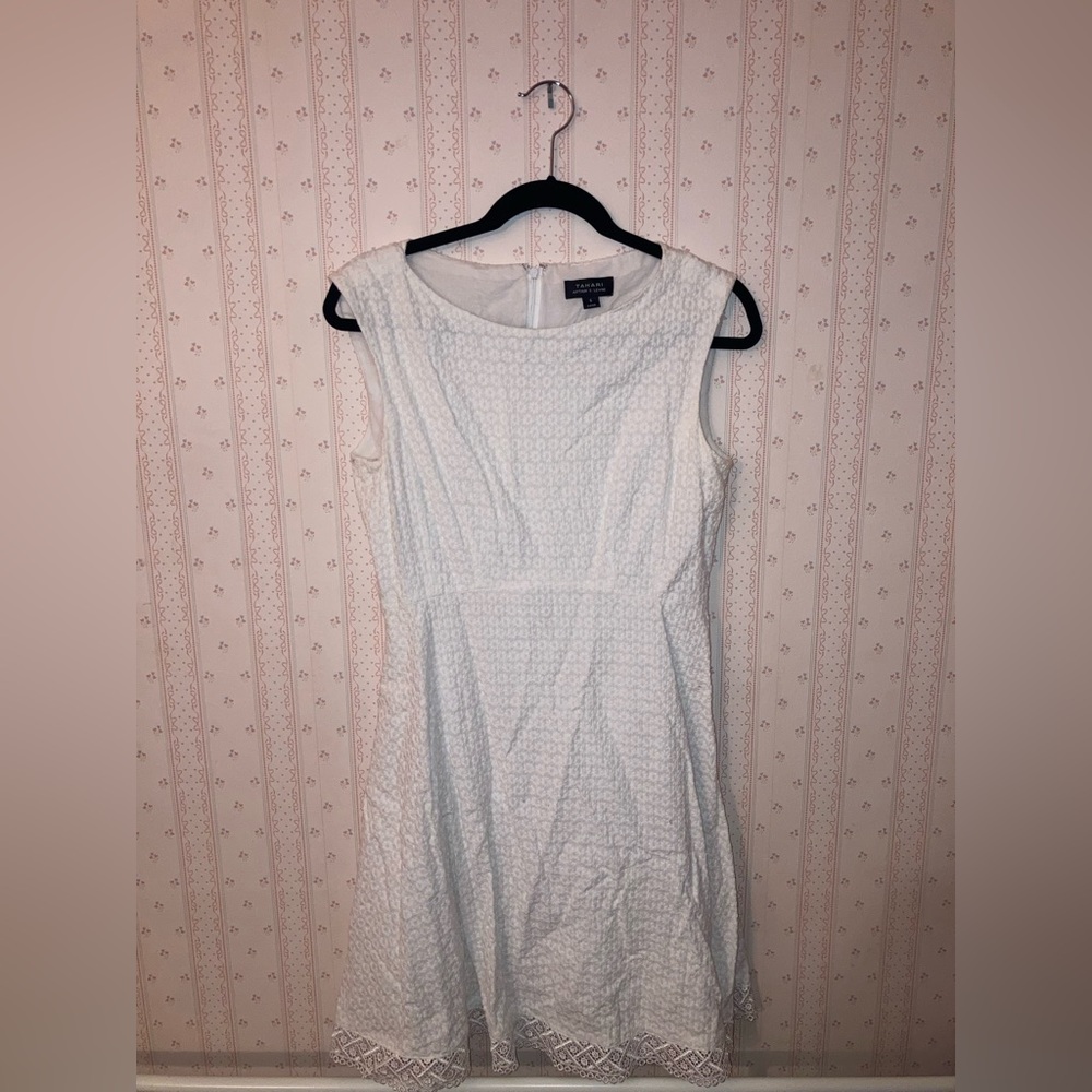 Stunning Tahari dress! Perfect for bridal showers or spring events! Size 6